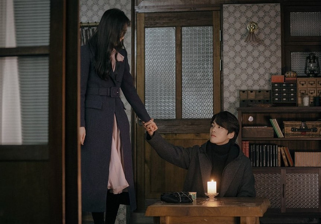 tvN tung ảnh preview tập 15 Crash Landing on You khó hiểu: Seo Ji Hye bỏ trốn cùng thánh lừa đảo ở nhà tranh của Hyun Bin? - Ảnh 3.