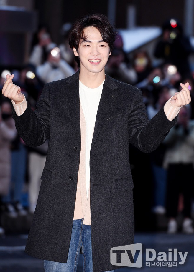 Seo Ye Jin rủ Hyun Bin diện áo đôi, ngầm công khai tình cảm ở tiệc mừng công Crash Landing On You? - Ảnh 5.