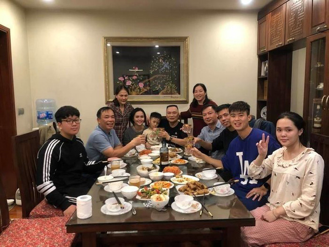 Có 1 kiểu con gái như Quỳnh Anh: Ở nhà thì xuề xoà chứ đi chơi là lên đồ 10 điểm hàng hiệu từ trên xuống dưới - Ảnh 1.