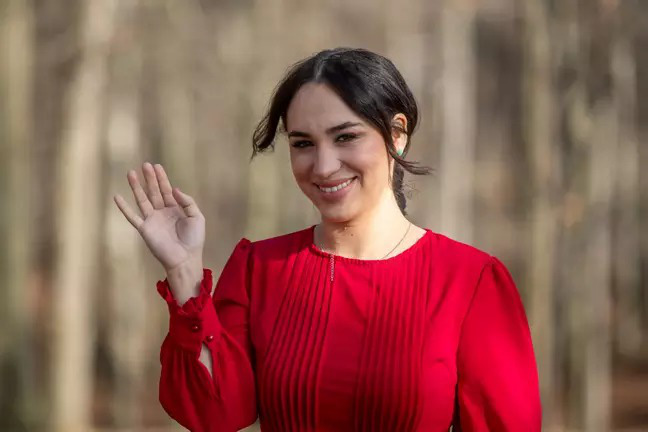 Nữ tiếp viên hàng không nổi tiếng vì vẻ ngoài giống Meghan Markle, kiếm bộn tiền nhờ việc đóng giả nàng dâu Hoàng gia Anh - Ảnh 4.