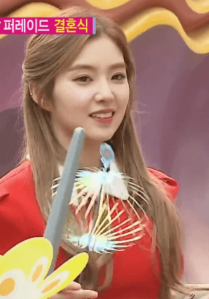 Loạt khoảnh khắc Irene (Red Velvet) giật bắn mình nhưng vẫn giữ khí chất nữ thần vô cùng xinh đẹp - Ảnh 2.