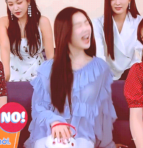 Loạt khoảnh khắc Irene (Red Velvet) giật bắn mình nhưng vẫn giữ khí chất nữ thần vô cùng xinh đẹp - Ảnh 4.