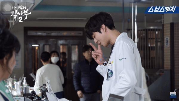 Clip: Lee Sung Kyung dạy Kim Min Jae bắn tim style lầy lội, nam chính nhảy dựng vì cảnh sến ở hậu trường Người Thầy Y Đức 2 - Ảnh 5.