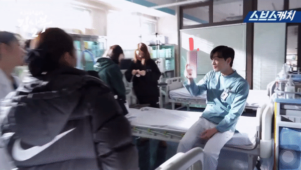 Clip: Lee Sung Kyung dạy Kim Min Jae bắn tim style lầy lội, nam chính nhảy dựng vì cảnh sến ở hậu trường Người Thầy Y Đức 2 - Ảnh 2.