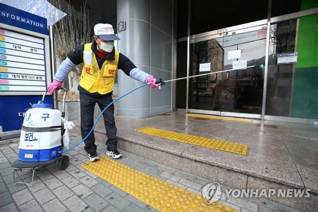 Nóng: Đã có 82 người nhiễm virus corona tại Hàn Quốc, 23 trường hợp từ bệnh nhân siêu lây nhiễm - Ảnh 2.