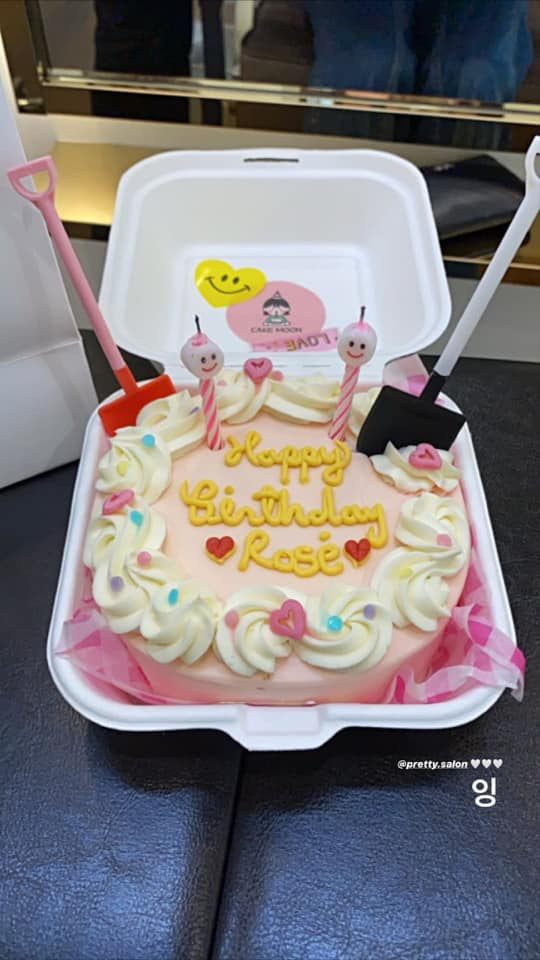 Thiếu khay đựng bánh, nhân viên salon tóc bèn tặng Rosé (BLACKPINK) bánh sinh nhật đựng trong… hộp xốp: Đúng là cái khó ló cái khôn mà! - Ảnh 2.