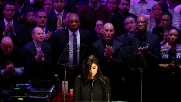 Lễ tưởng niệm Kobe Bryant: Jennifer Lopez - Michael Jordan bật khóc bên dàn sao, Alicia Keys - Beyonce biểu diễn trước 20.000 người - Ảnh 2.