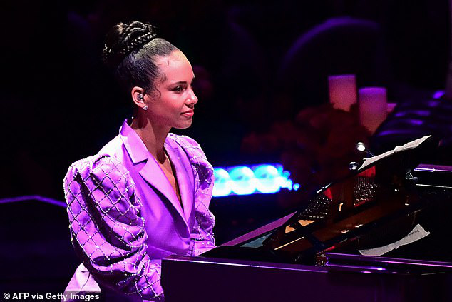 Lễ tưởng niệm Kobe Bryant: Jennifer Lopez - Michael Jordan bật khóc bên dàn sao, Alicia Keys - Beyonce biểu diễn trước 20.000 người - Ảnh 6.