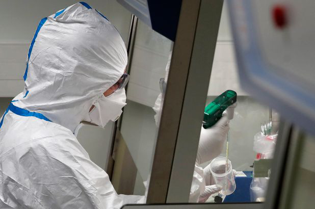 Nóng: Pháp có người tử vong đầu tiên vì virus corona chủng mới - Ảnh 1.