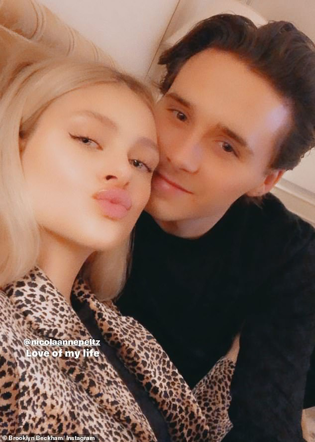 Brooklyn Beckham và bạn gái minh tinh chính thức xuất hiện tại sự kiện quốc tế, còn mùi mẫn đến mức bạn thân phải bó tay - Ảnh 3.