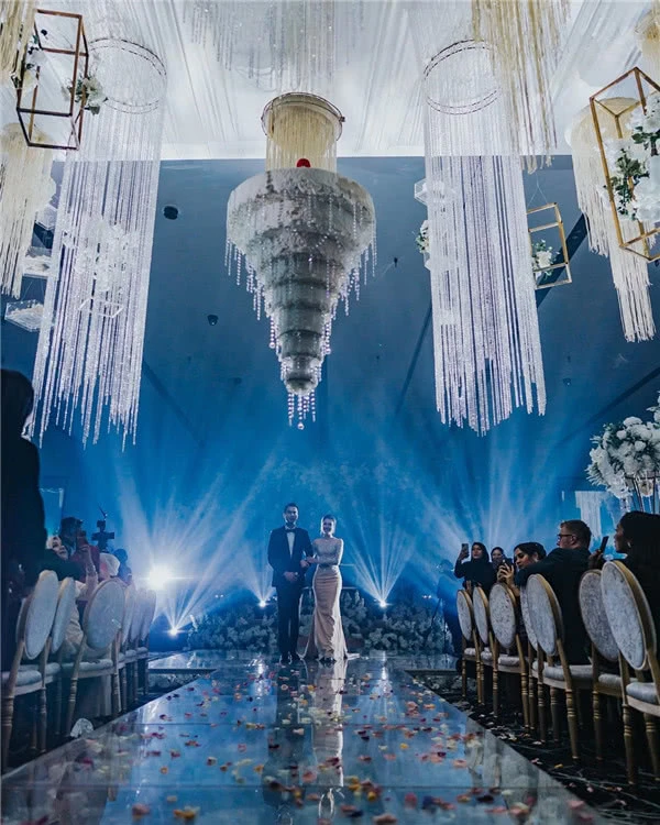 Hôn lễ thế kỷ xa hoa bậc nhất của cặp đôi vàng showbiz Malaysia: Cô dâu diện váy 58 tỷ đồng, bánh cưới 8 tầng úp ngược - Ảnh 1.