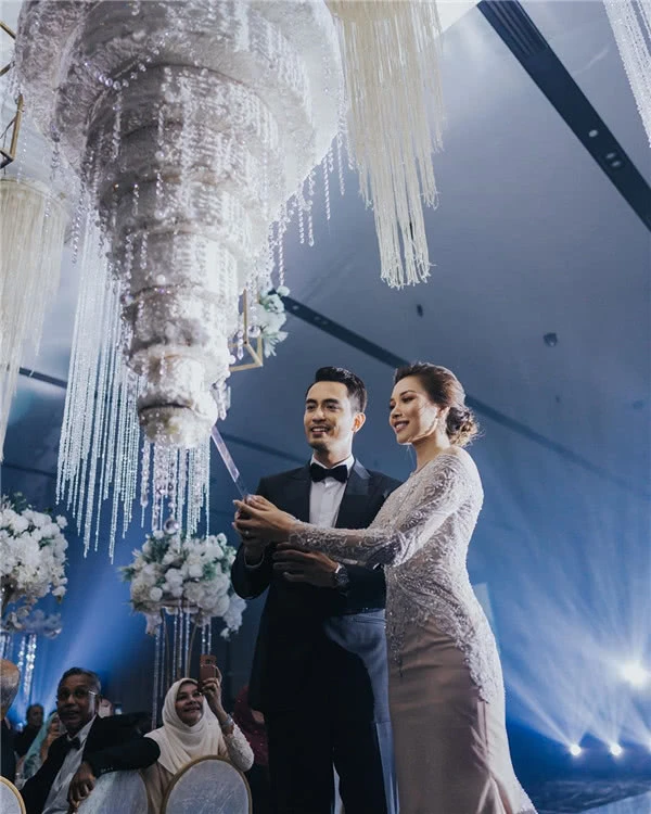 Hôn lễ thế kỷ xa hoa bậc nhất của cặp đôi vàng showbiz Malaysia: Cô dâu diện váy 58 tỷ đồng, bánh cưới 8 tầng úp ngược - Ảnh 5.