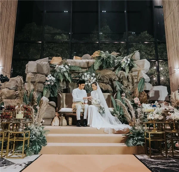 Hôn lễ thế kỷ xa hoa bậc nhất của cặp đôi vàng showbiz Malaysia: Cô dâu diện váy 58 tỷ đồng, bánh cưới 8 tầng úp ngược - Ảnh 11.