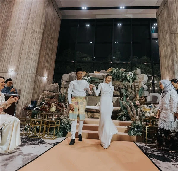 Hôn lễ thế kỷ xa hoa bậc nhất của cặp đôi vàng showbiz Malaysia: Cô dâu diện váy 58 tỷ đồng, bánh cưới 8 tầng úp ngược - Ảnh 12.