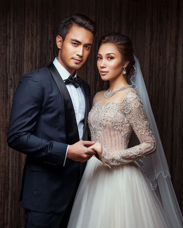 Hôn lễ thế kỷ xa hoa bậc nhất của cặp đôi vàng showbiz Malaysia: Cô dâu diện váy 58 tỷ đồng, bánh cưới 8 tầng úp ngược - Ảnh 7.