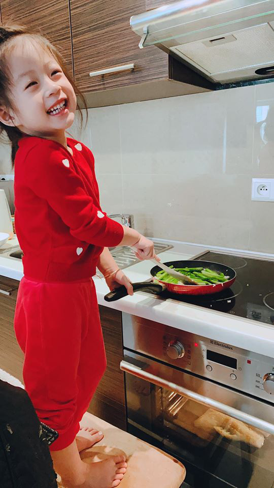 Cách dạy con đáng nể của Á hậu Diễm Trang: Con gái mới 3 tuổi đã thích làm việc nhà, còn nấu ăn cực khéo! - Ảnh 4.