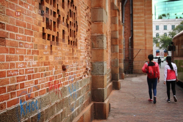 Cập nhật nhanh diện mạo mới nhất của Nhà thờ Đức Bà Sài Gòn sau bước đầu trùng tu, những mảng tường bị vẽ bậy giờ đã biến mất - Ảnh 10.