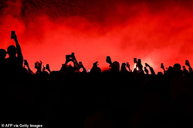 Hàng ngàn fan PSG tụ tập quẩy cực sung như thể đội nhà vừa vô địch Champions League trong lúc chính phủ khuyến cáo không ra đường vì lo ngại COVID-19 lây lan - Ảnh 3.