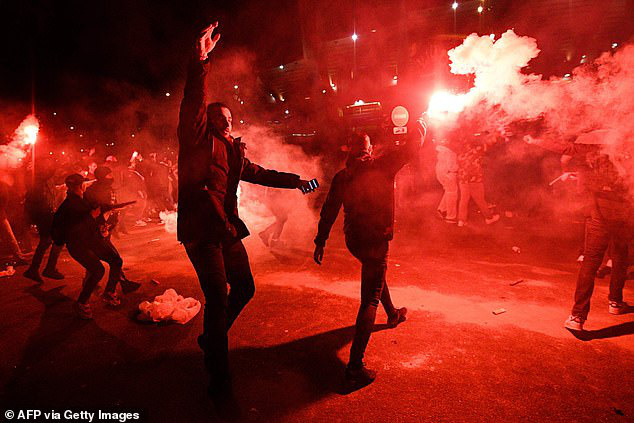 Hàng ngàn fan PSG tụ tập quẩy cực sung như thể đội nhà vừa vô địch Champions League trong lúc chính phủ khuyến cáo không ra đường vì lo ngại COVID-19 lây lan - Ảnh 4.