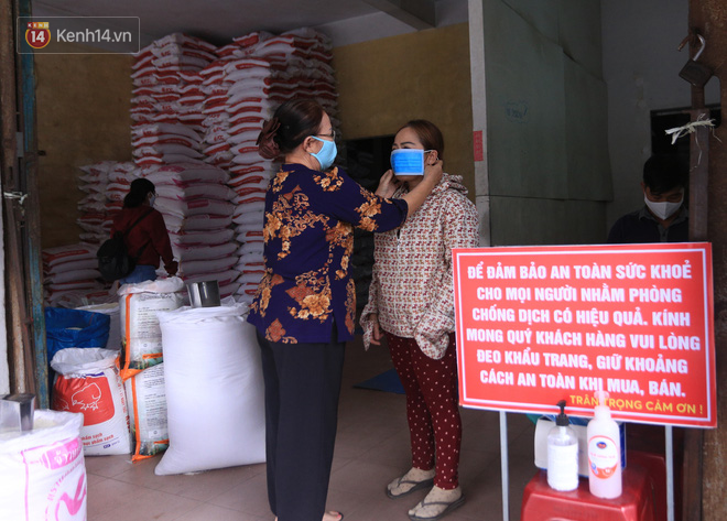 Gặp bà chủ tiệm gạo Đà Nẵng khuyên khách không nên... mua nhiều gạo: Giá có tăng thì cô vẫn sẽ cố gắng bán mức thấp nhất cho bà con mình - Ảnh 8.