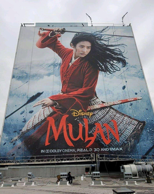 Trước khi công bố hoãn chiếu toàn cầu, gà cưng Mulan từng được Disney PR khô máu - Ảnh 1.