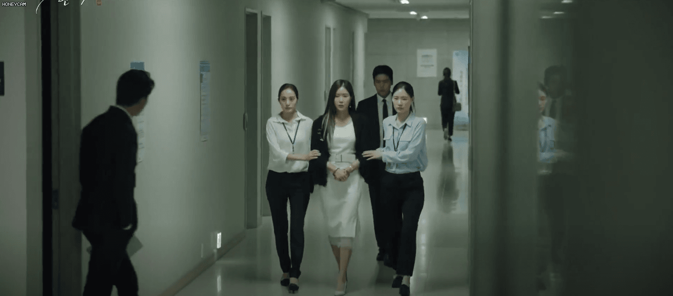 Đẳng cấp đi tù như vedette ở phim châu Á: Quỳnh Nga diện váy ngành chưa sốc bằng đại tiệc thời thượng của rich kid Im Soo Hyang - Ảnh 5.