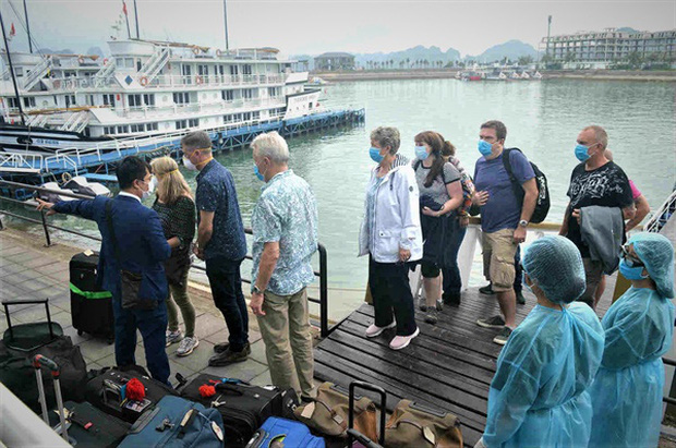 Cập nhật: Loạt tỉnh, thành phố du lịch Việt Nam ngừng đón du khách vì dịch Covid-19 - Ảnh 4.