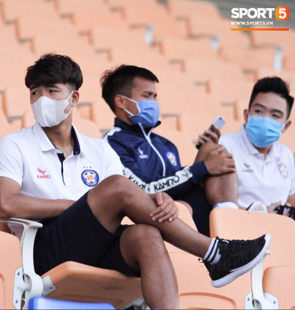 Đức Chinh cổ vũ đồng đội từ trên khán đài vì đang điều trị viêm gan B - Ảnh 1.