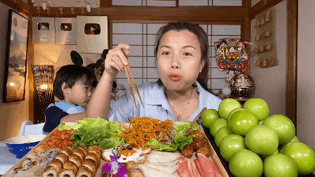 Ba không chịu quay vlog cùng hai mẹ con Quỳnh Trần JP nữa mà chỉ đứng bên ngoài nhìn vào, bé Sa có một hành động cực dễ thương khiến dân tình “lụi tim” - Ảnh 4.