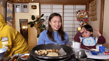 Cả nhà Quỳnh Trần JP quay vlog ăn lẩu làm đủ trò nhí nhố, nhưng có một nhân vật chỉ xuất hiện vài giây mà đã “giật” hết spotlight - Ảnh 3.