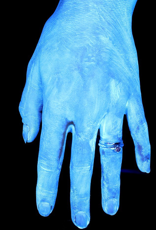 Hình ảnh gây sốc cho thấy bàn tay bạn nhiều vi khuẩn như thế nào và vai trò của việc rửa tay đúng kỹ thuật trong phòng tránh COVID-19 - Ảnh 1.