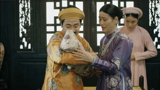 Em gái Trấn Thành vừa xuất hiện liền ăn đòn 30 hèo ở Phượng Khấu, thương ghê đóng phim nào cũng bị đánh - Ảnh 2.