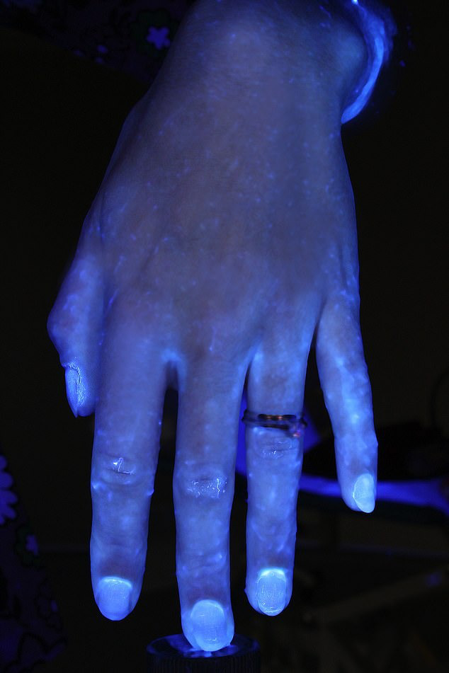 Hình ảnh gây sốc cho thấy bàn tay bạn nhiều vi khuẩn như thế nào và vai trò của việc rửa tay đúng kỹ thuật trong phòng tránh COVID-19 - Ảnh 5.