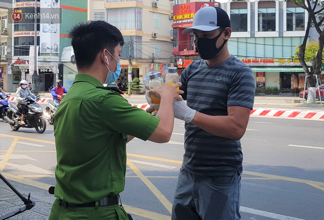 Hình ảnh đẹp: Người dân Đà Nẵng mang đồ ăn, thức uống tiếp sức cho lực lượng bảo vệ khu cách ly Covid-19 - Ảnh 9.