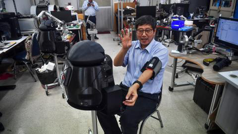 Bệnh nhân nhiễm Covid-19 ở Thái Lan: Được hộ tống bởi robot ninja khoác cả cây all black siêu ngầu - Ảnh 3.