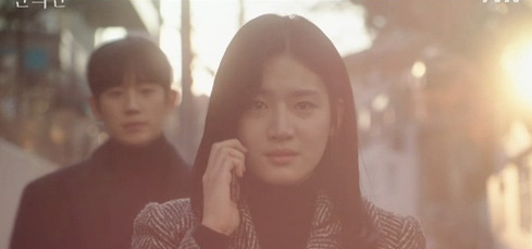 A Piece of Your Mind mở đầu đã ngỡ phim bách hợp, Jung Hae In bị tình đầu né như tránh tà là có lí do? - Ảnh 9.