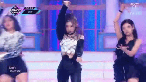 Chán vũ đạo rập khuôn qua bao sân khấu, Ryujin (ITZY) bất ngờ “tung cước” làm fan dậy sóng vì ngầu như muốn “dằn mặt” antifan - Ảnh 3.