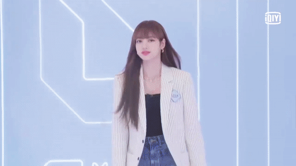 Lisa gây bão mạng xã hội 2 ngày liên tục: Đi chấm thi mà hot thế này thì ai làm lại? - Ảnh 5.