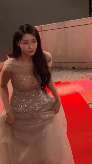 Khoảnh khắc mỹ nhân Itaewon Class Kwon Nara lướt trên thảm đỏ hot lại, tất cả là nhờ màn khoe vòng 1 căng tràn lấp ló - Ảnh 7.