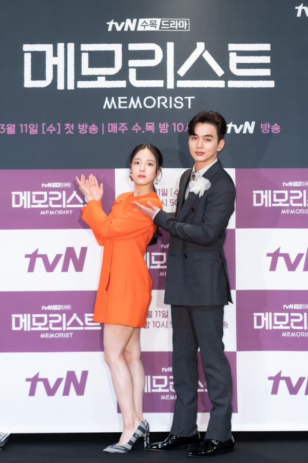 Họp báo ra mắt phim Memorist: Phi công Yoo Seung Ho điệu đà cài bông đỏm dáng hơn cả đàn chị có duyên từ 8 năm trước - Ảnh 2.