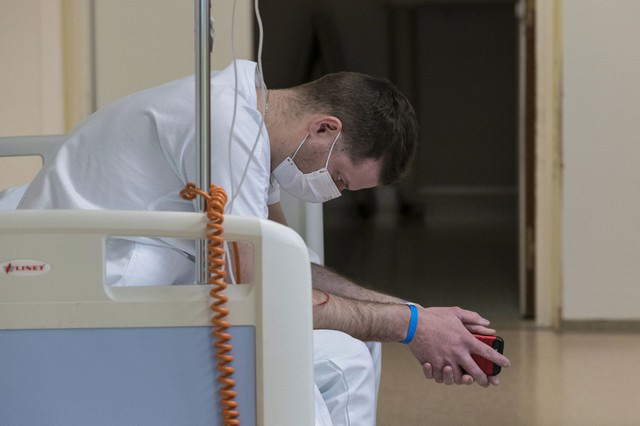 Thảm cảnh của các y bác sĩ tuyến đầu chống dịch Covid-19 ở Pháp: Mỗi buổi sáng thức dậy, tôi đều bật khóc nức nở, kể cả trong lúc ăn - Ảnh 1.