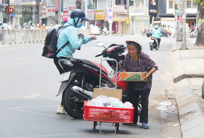 Chuyện từ những tấm vé số cuối cùng trước giờ cách ly toàn xã hội ở Sài Gòn: Mai dừng rồi, ngoại ở nhà không đi bán nữa mà gạo cũng hết rồi - Ảnh 10.
