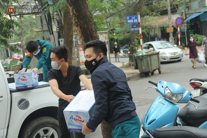 Hàng trăm thùng mỳ gói, nước lọc cùng 3,5 tạ gạo được tăng cường cho người dân cách ly tại Trúc Bạch - Ảnh 10.