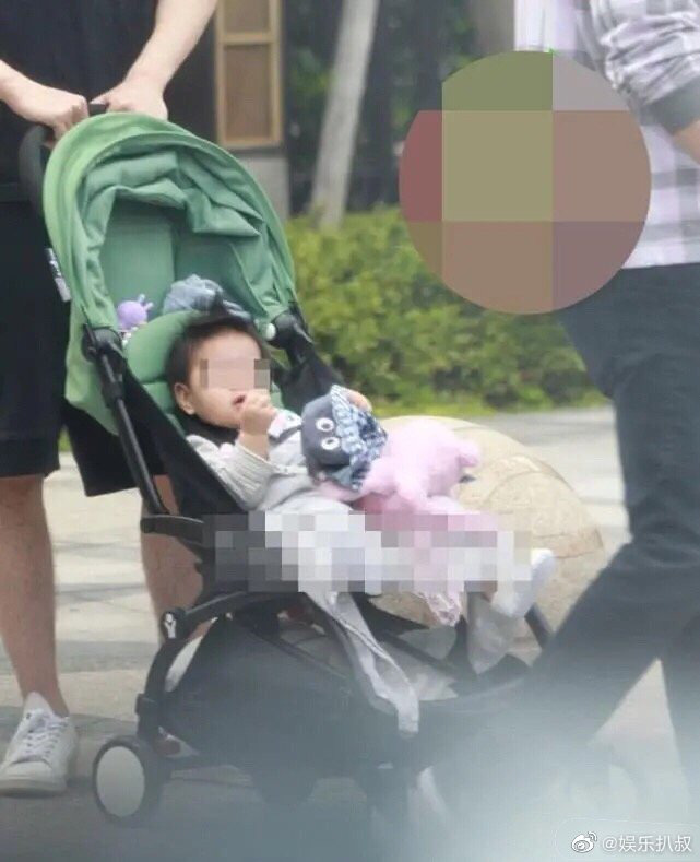 Dạ Hoa Triệu Hựu Đình lộ diện bên con gái 1 tuổi, vóc dáng Cao Viên Viên trong thời kỳ cho con bú được bật mí - Ảnh 3.