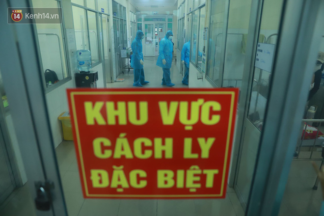 Đà Nẵng cách ly khẩn cấp 2 du khách Anh đi cùng chuyến bay với ca nhiễm Covid-19 thứ 17 ở Việt Nam - Ảnh 2.