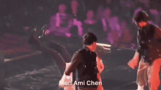 Chen (EXO) xử lý sự cố như thần: Trượt ngã mà uốn dẻo làm fan tưởng vũ đạo, nhặt mũ của Suho bị rơi rồi nằng nặc cho fan nghe bản thu MR khoe giọng - Ảnh 4.