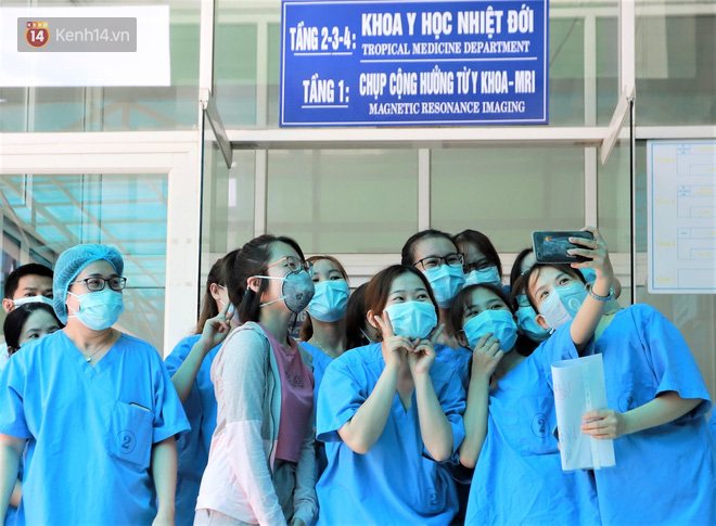 Nụ cười sau lớp khẩu trang của các bác sĩ chữa khỏi 6 ca bệnh Covid-19 ở Đà Nẵng: Tổ quốc gọi, chúng tôi luôn sẵn sàng. Chúng tôi không e sợ! - Ảnh 1.