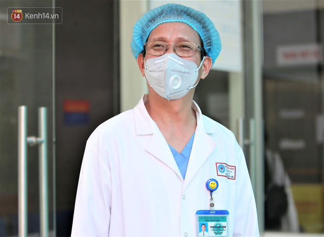 Nụ cười sau lớp khẩu trang của các bác sĩ chữa khỏi 6 ca bệnh Covid-19 ở Đà Nẵng: Tổ quốc gọi, chúng tôi luôn sẵn sàng. Chúng tôi không e sợ! - Ảnh 6.