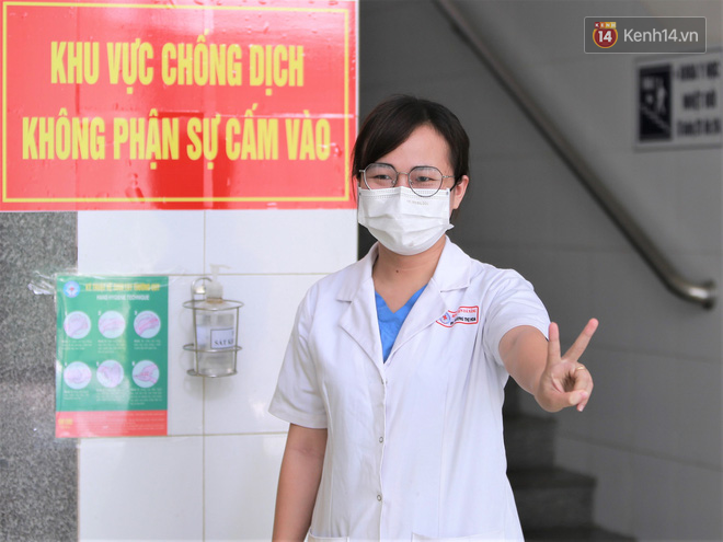 Nụ cười sau lớp khẩu trang của các bác sĩ chữa khỏi 6 ca bệnh Covid-19 ở Đà Nẵng: Tổ quốc gọi, chúng tôi luôn sẵn sàng. Chúng tôi không e sợ! - Ảnh 4.