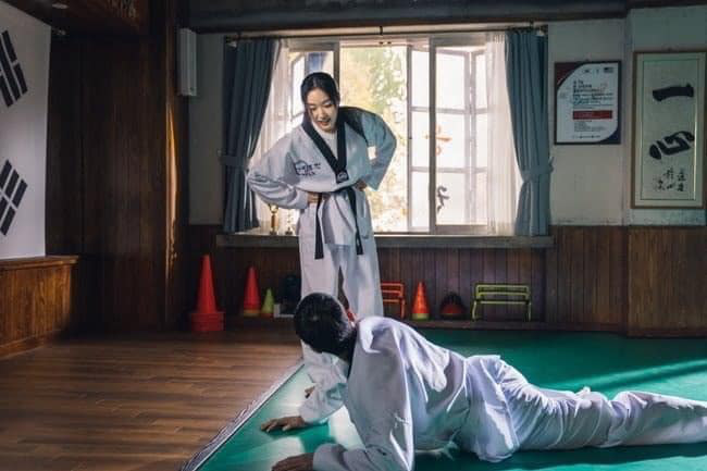 Quân Vương Bất Diệt lại nhá hàng người yêu Lee Min Ho biến hình thành chị đại taekwondo đốn đổ anh trai mưa - Ảnh 1.